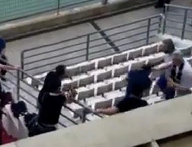 Σοκαριστικό βίντεο: Το άγριο ξύλο στα επίσημα του γηπέδου!